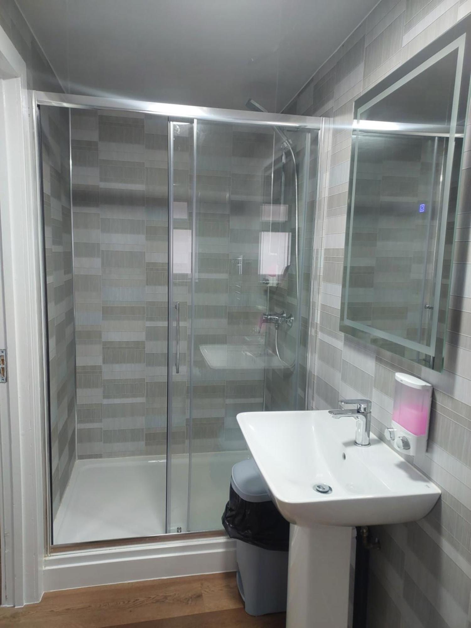 Heathrow Windsor With Airport Parking Guest house *