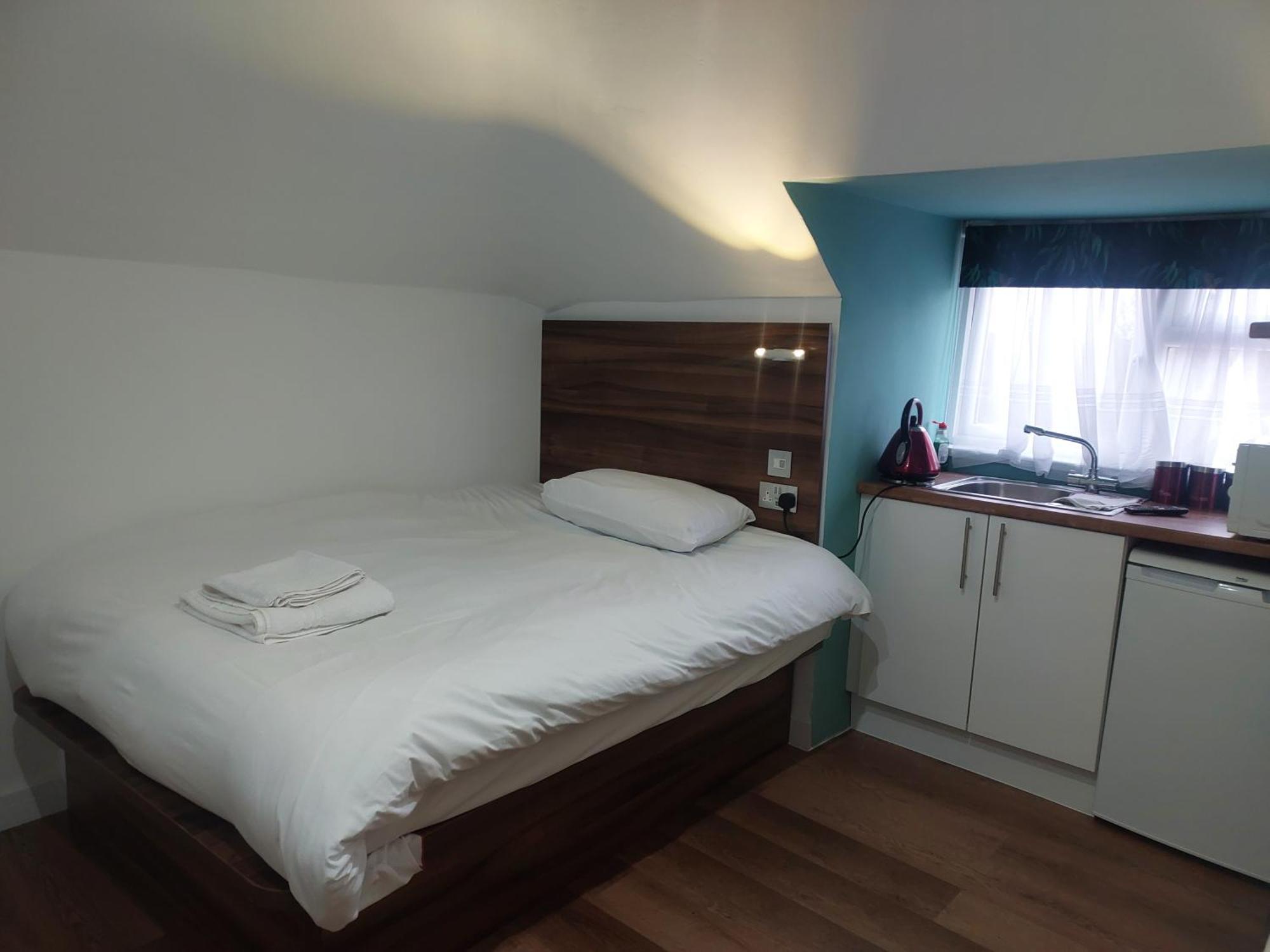 Guest house Heathrow Windsor With Airport Parking