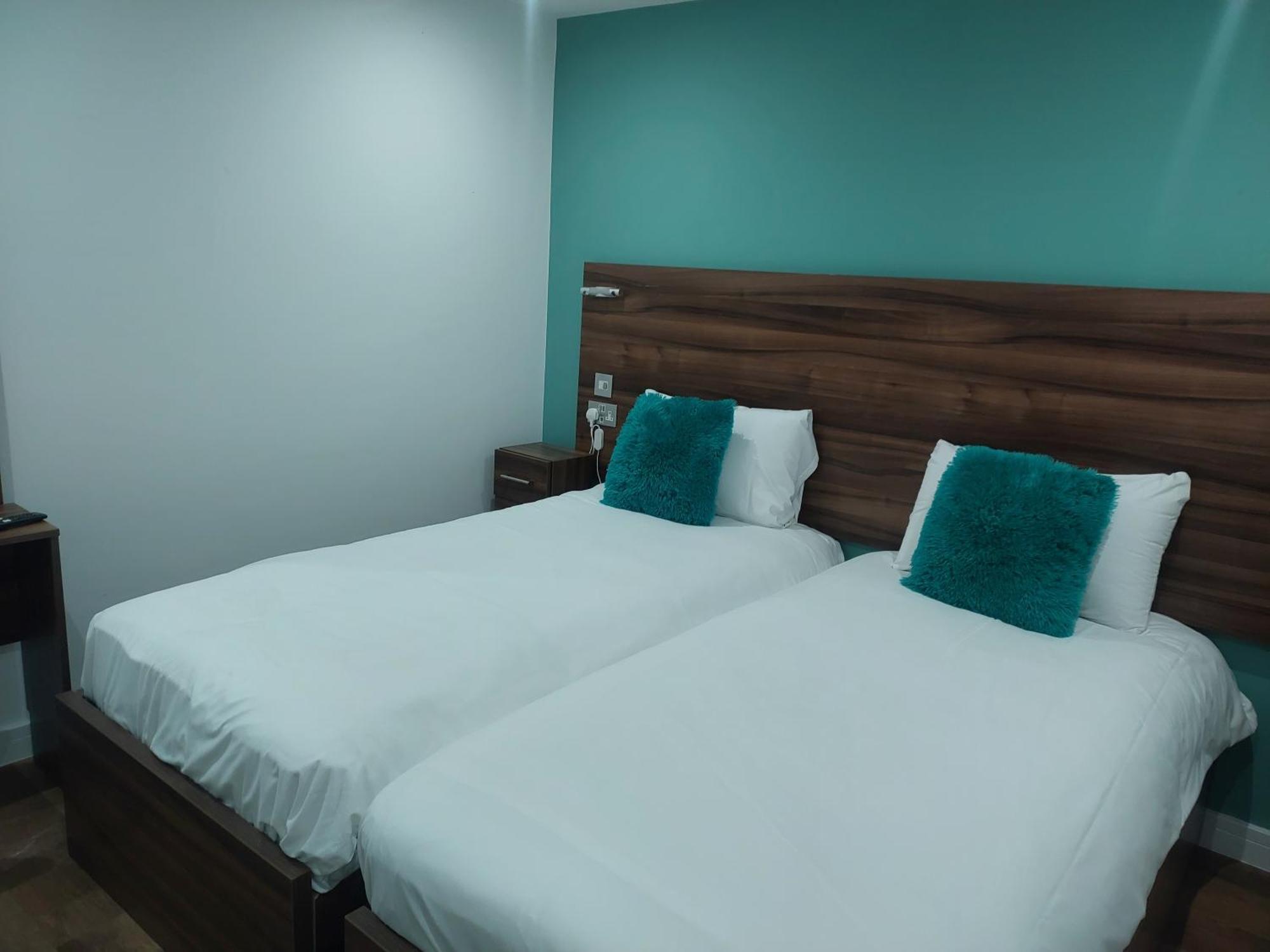 Guest house Heathrow Windsor With Airport Parking Slough