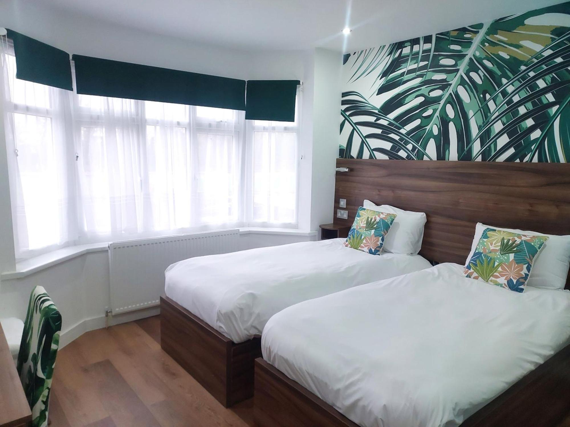 Guest house Heathrow Windsor With Airport Parking