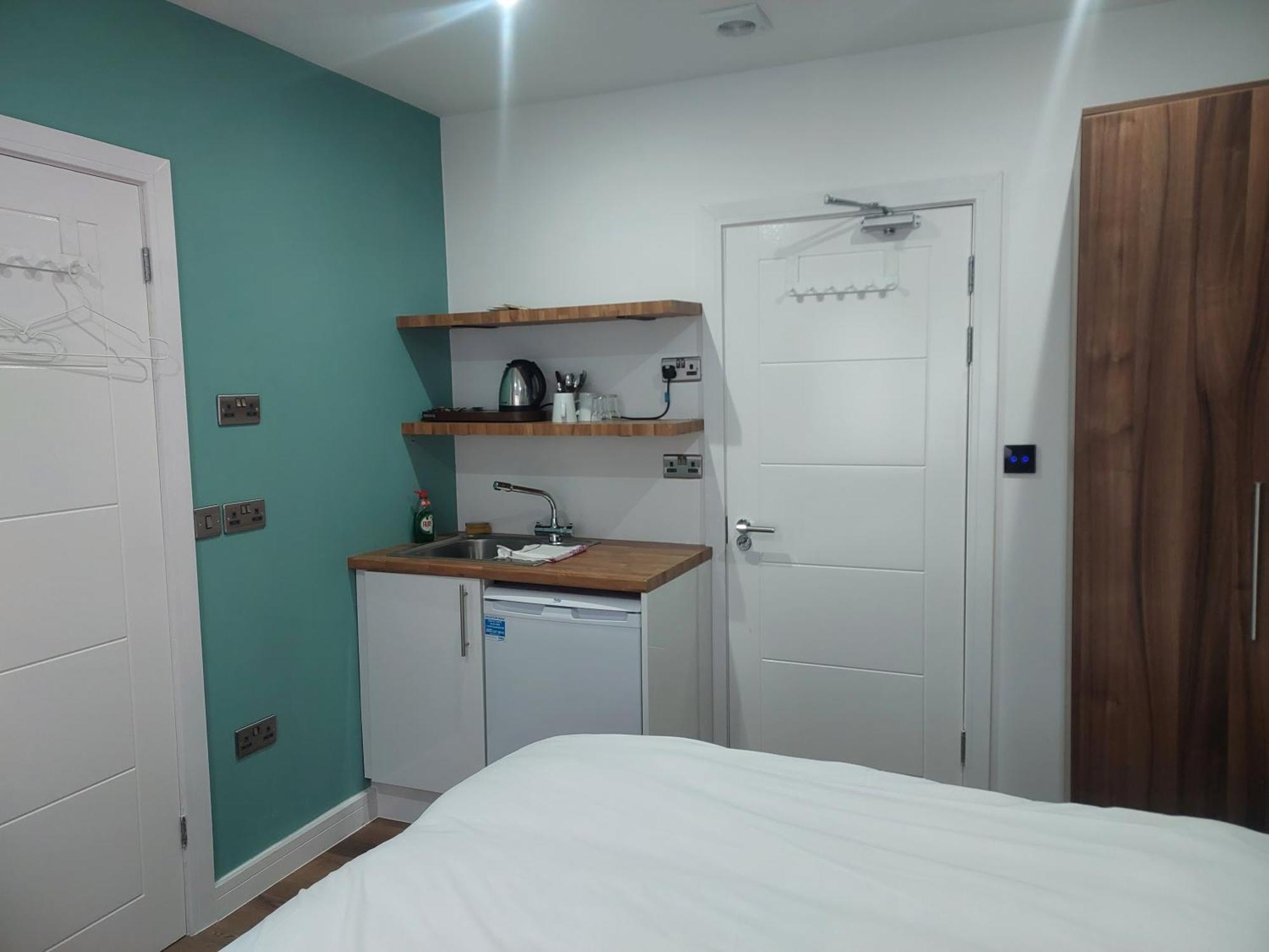 Guest house Heathrow Windsor With Airport Parking