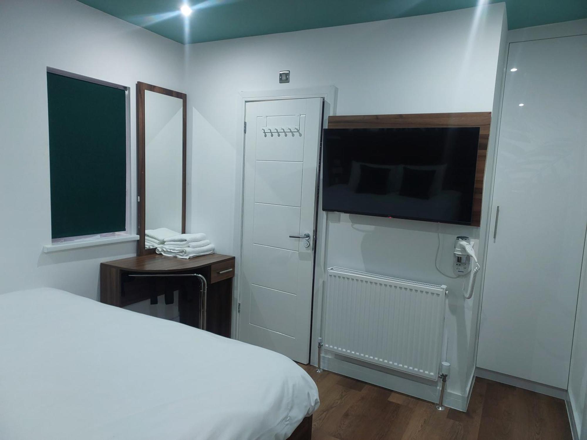 Guest house Heathrow Windsor With Airport Parking *