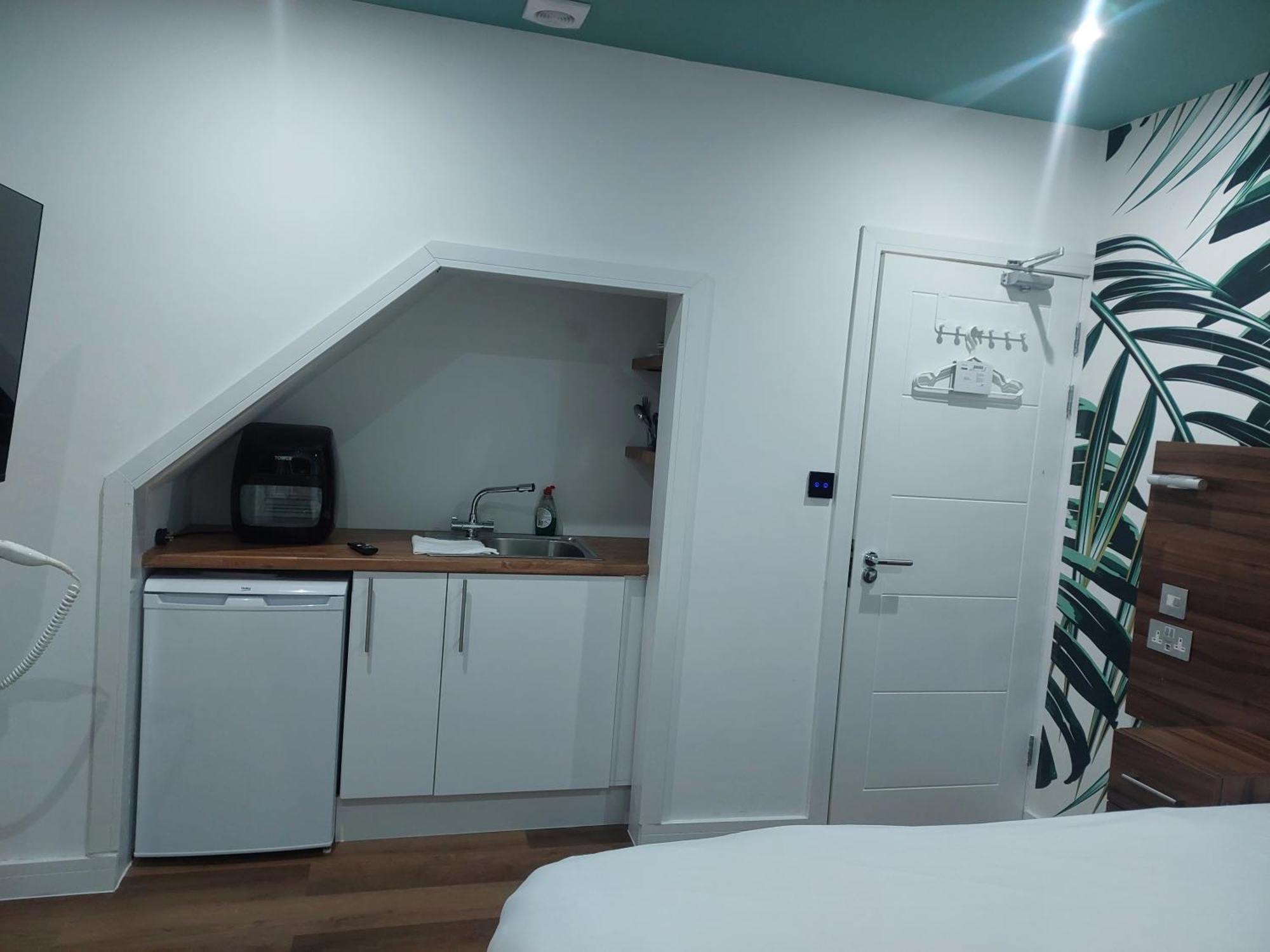 Guest house Heathrow Windsor With Airport Parking Slough