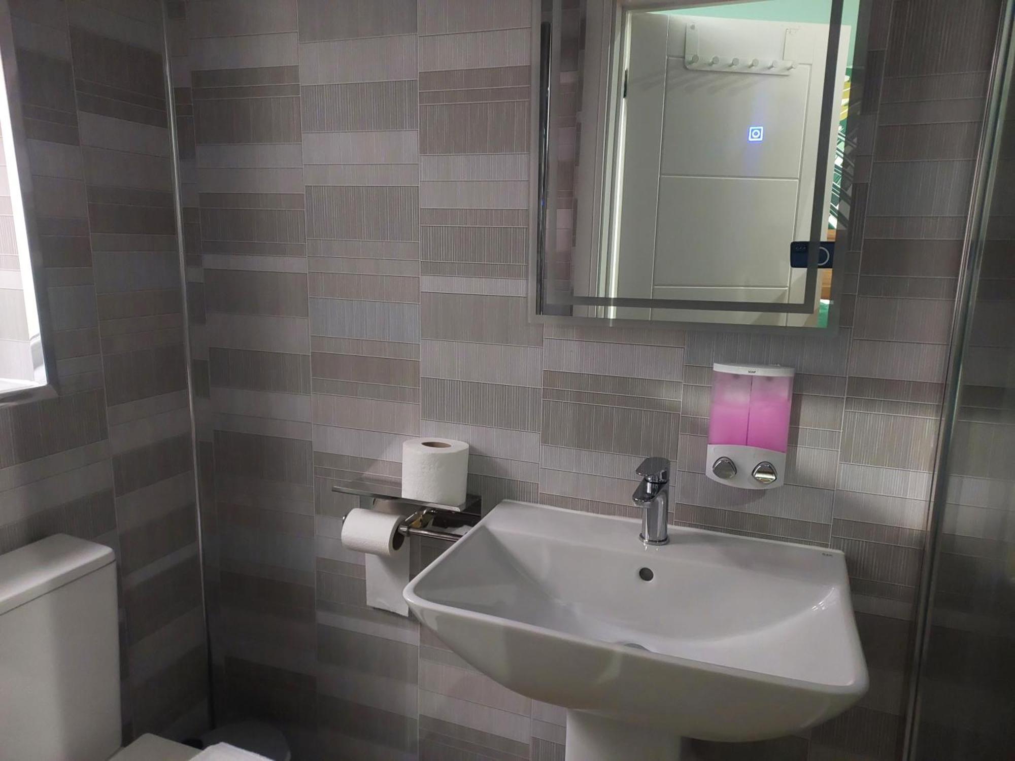 Heathrow Windsor With Airport Parking Guest house *