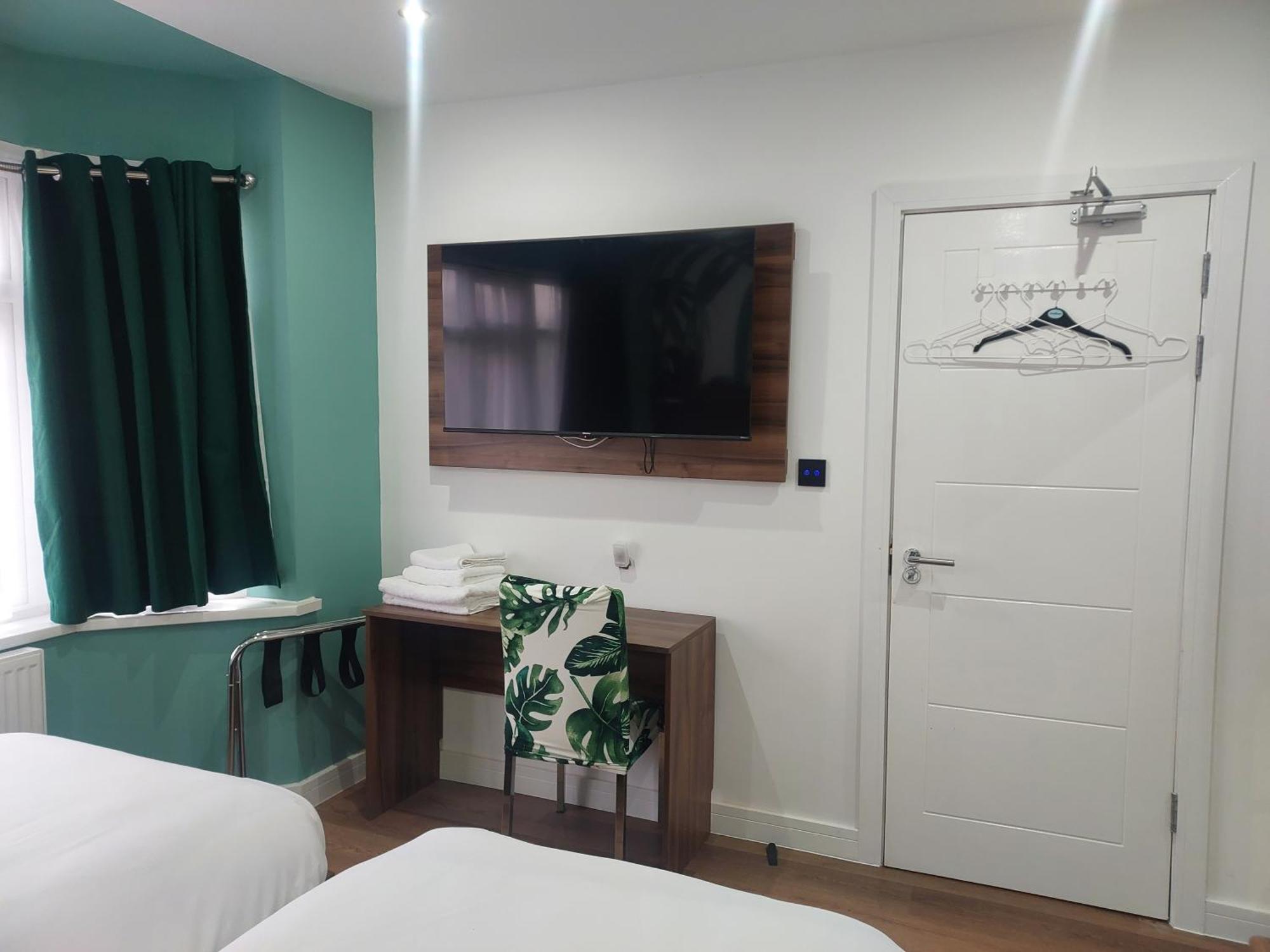 Heathrow Windsor With Airport Parking * Slough