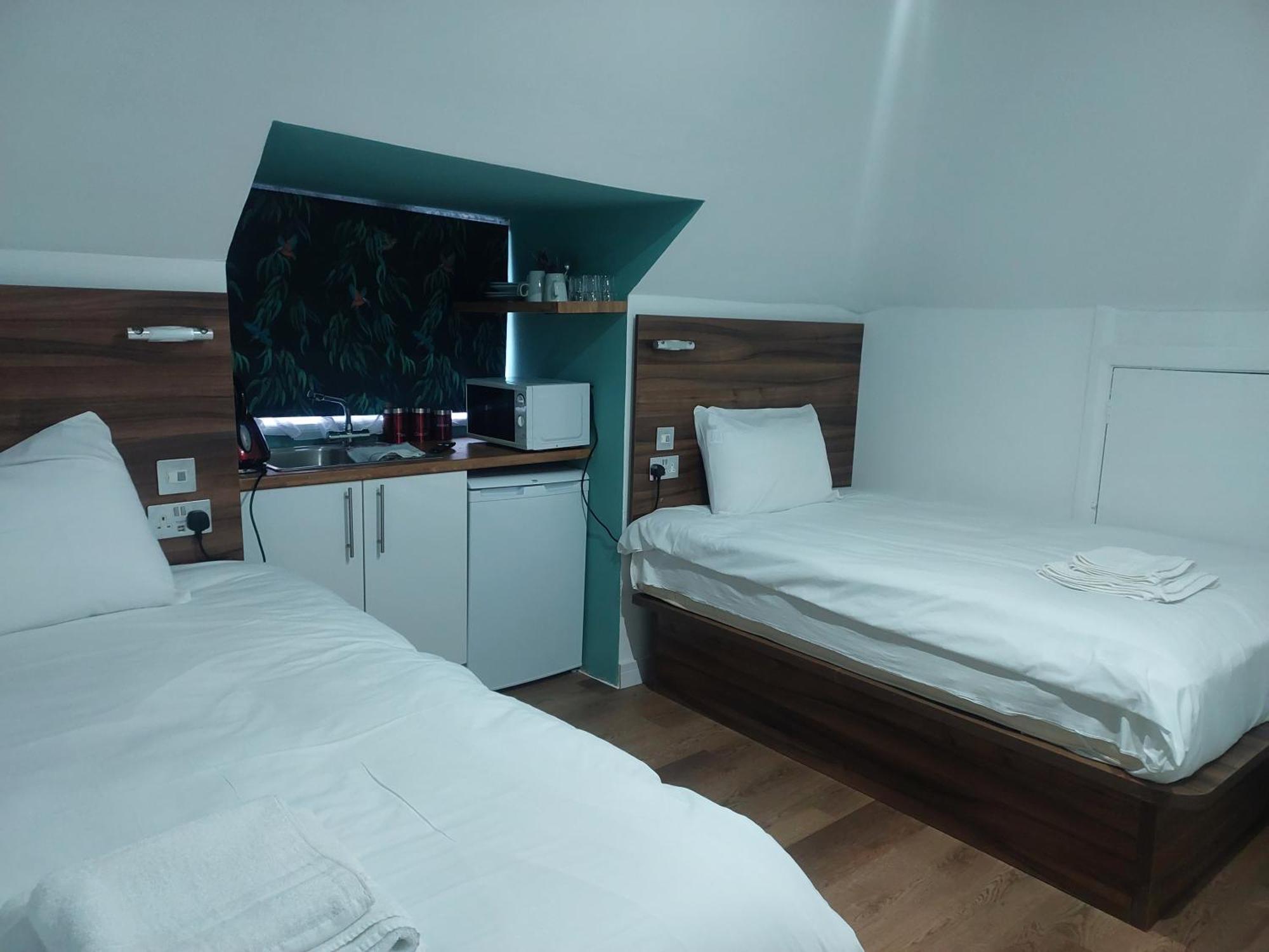 Guest house Heathrow Windsor With Airport Parking *
