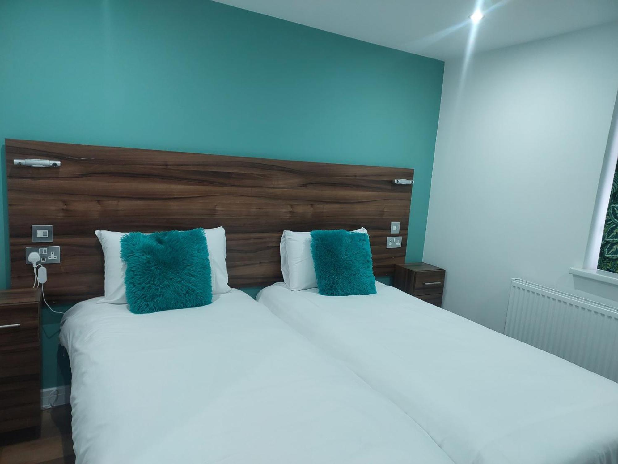 Guest house Heathrow Windsor With Airport Parking