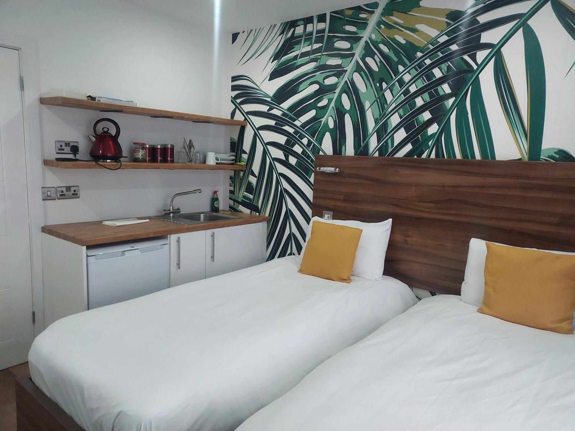 Guest house Heathrow Windsor With Airport Parking *